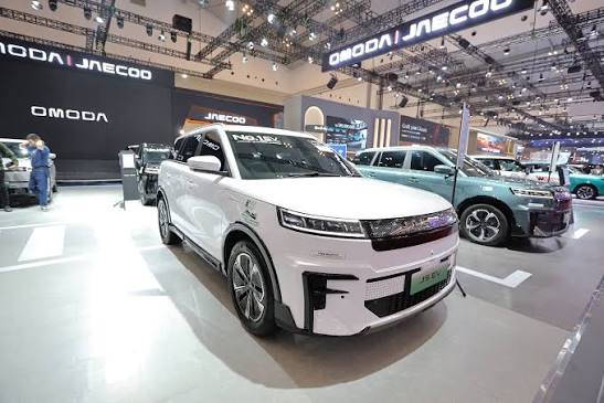 JAECOO J5 EV putih dengan Bodykit Wild di booth OMODA | JAECOO